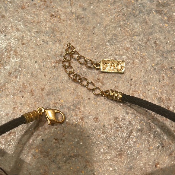 A beautiful red jade and bronze necklace with leather chain & lobster clasp - Picture 3 of 5